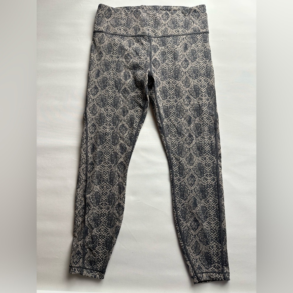 Athleta 7/8 tight Snakeskin Print Leggings. Size M